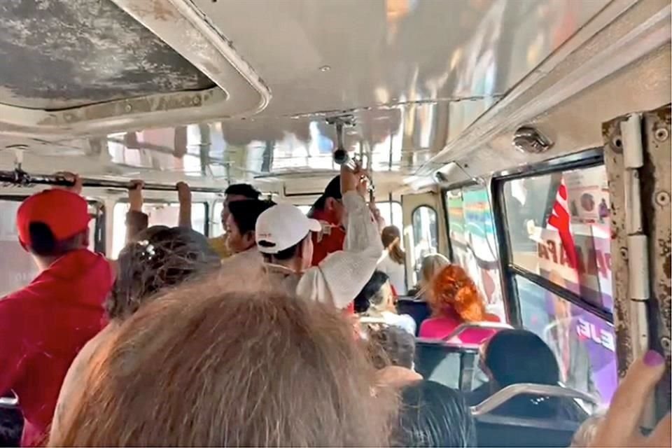 Simpatizantes procedentes de Iztapalapa llegaron al mitin del Presidente López Obrador a bordo de microbuses, los cuales iban a su máxima capacidad.