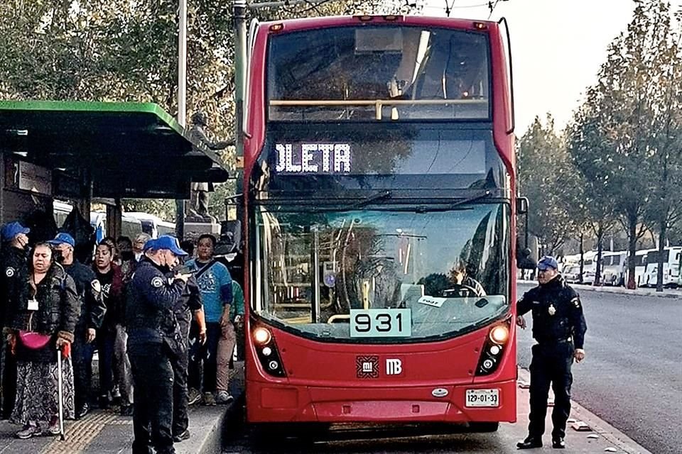 Para el acarreo usaron hasta camiones del Metrobús.