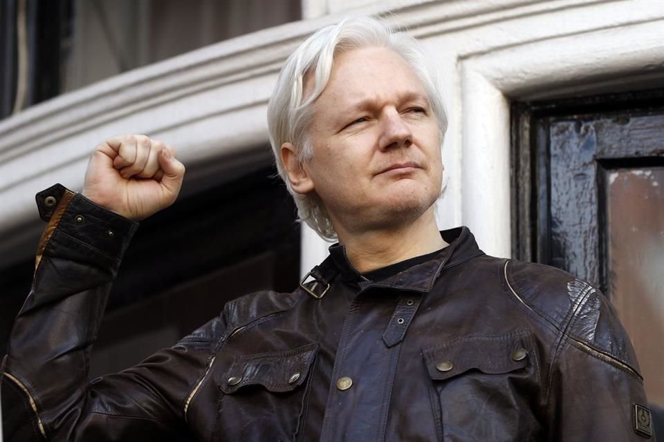 Julian Assange saluda a sus seguidores afuera de la Embajada de Ecuador en Londres, en 2017.