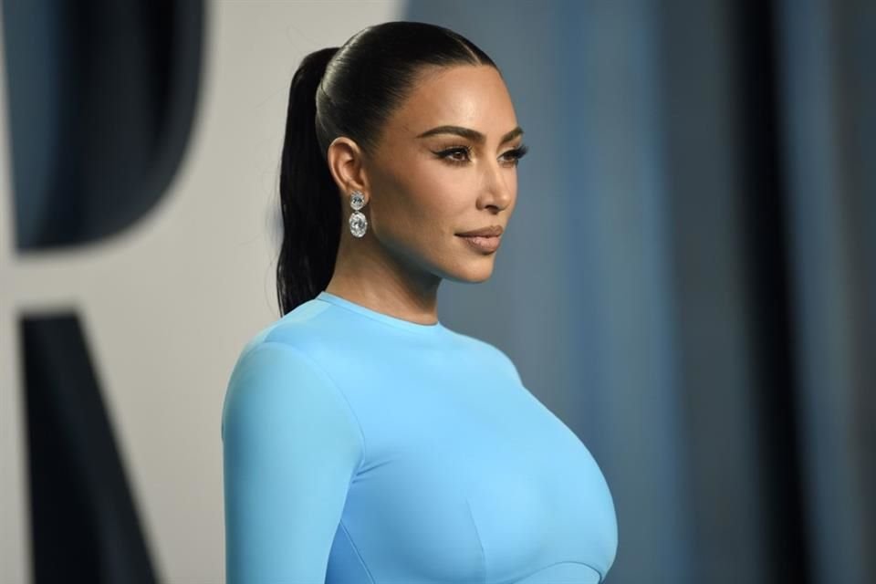 Evalúa Kim Kardashian su futuro en Balenciaga tras la polémica por una campaña donde hay niños con artículos sexuales.