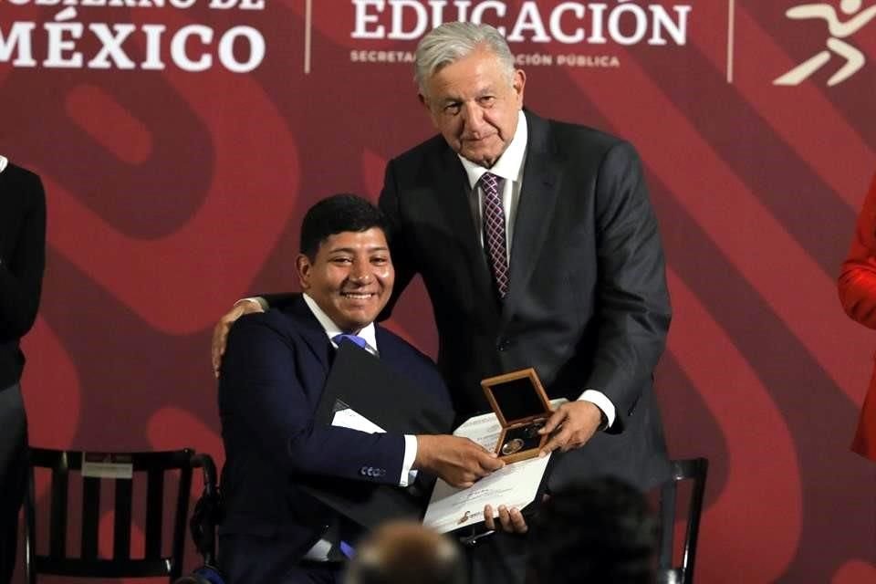 AMLO promete estímulos para los que acudan a Centroamericanos y Panamericanos.