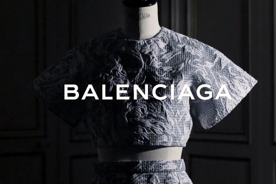 La marca de moda Balenciaga se disculpó en Instagram por su polémica campaña inspirada en el sadomasoquismo, protagonizada por niños.