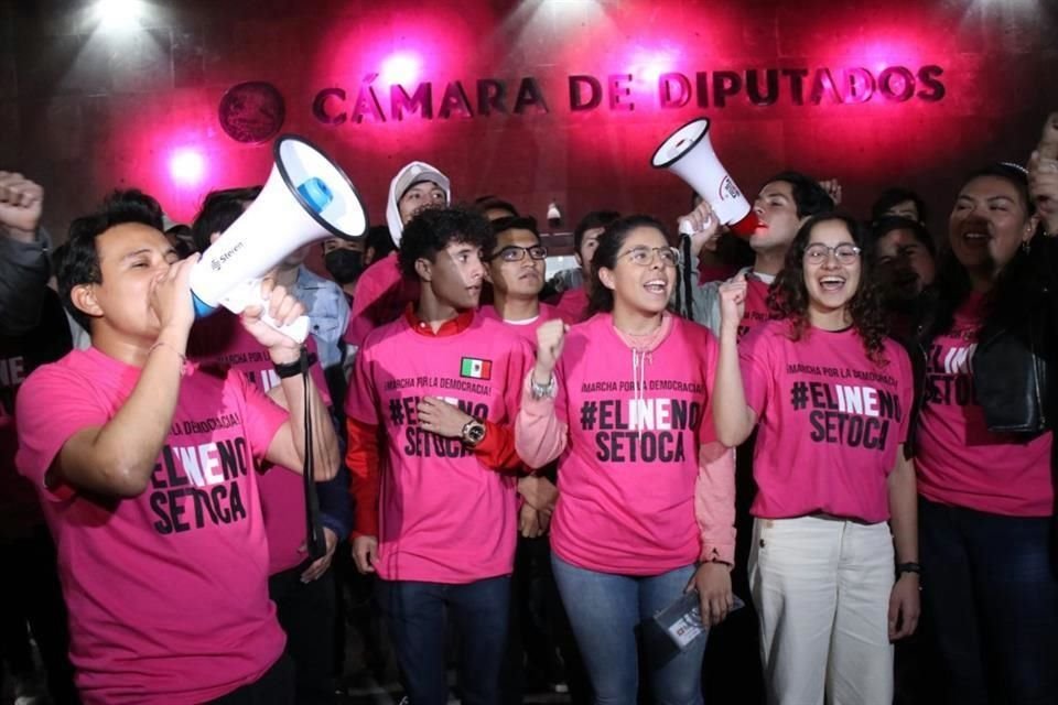 Jóvenes integrantes del colectivo de asociaciones Unid@s se manifestaron frente a la Cámara de Diputados.