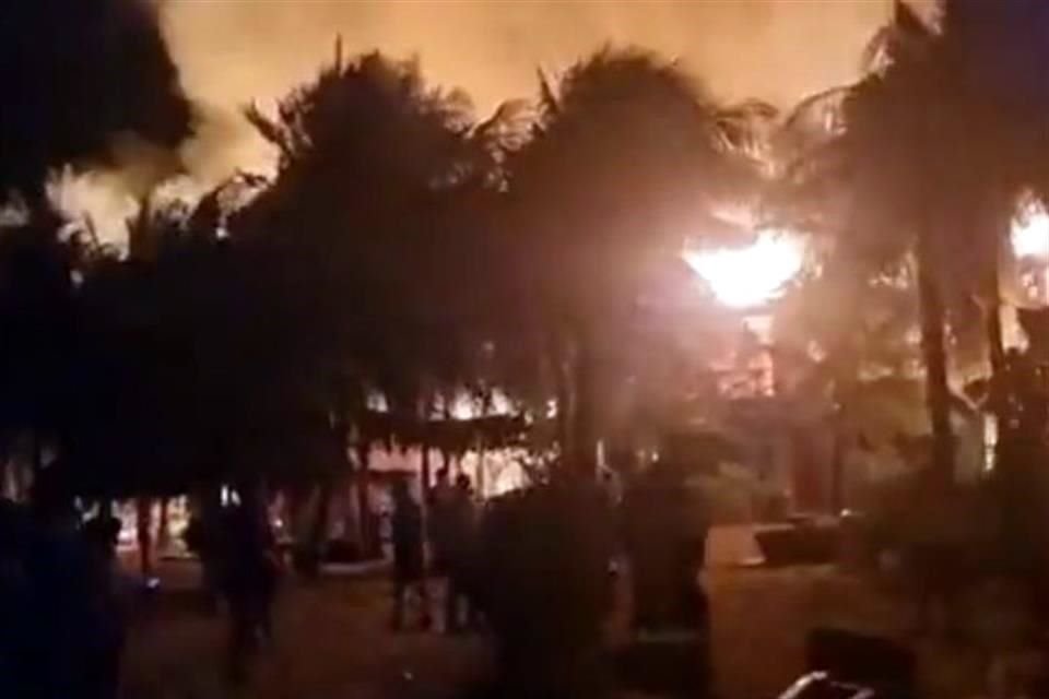 Un incendio en la zona de playa de la Isla de Holbox, en QR, provocó alerta entre probladores, quienes trataron de apagar el fuego con sus propios instrumentos, ante la falta de un cuerpo de Bomberos.