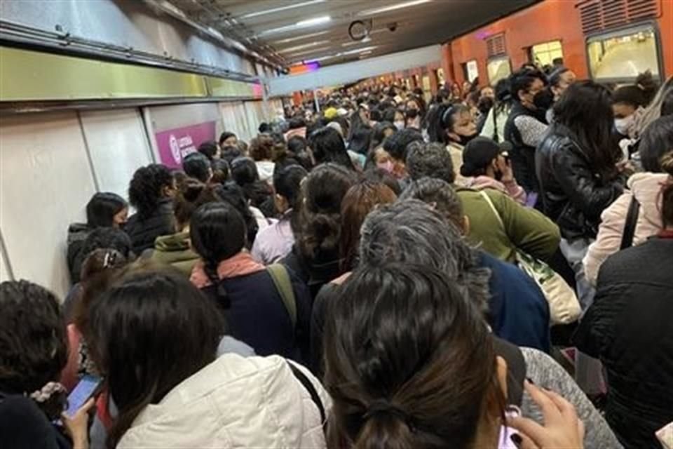 Debido a la revisión de un tren en el Metro, no se ofreció servicio de Indios Verdes a La Raza, esta mañana, lo que generó caos en toda la línea para los usuarios; ya se normalizó el sistema.