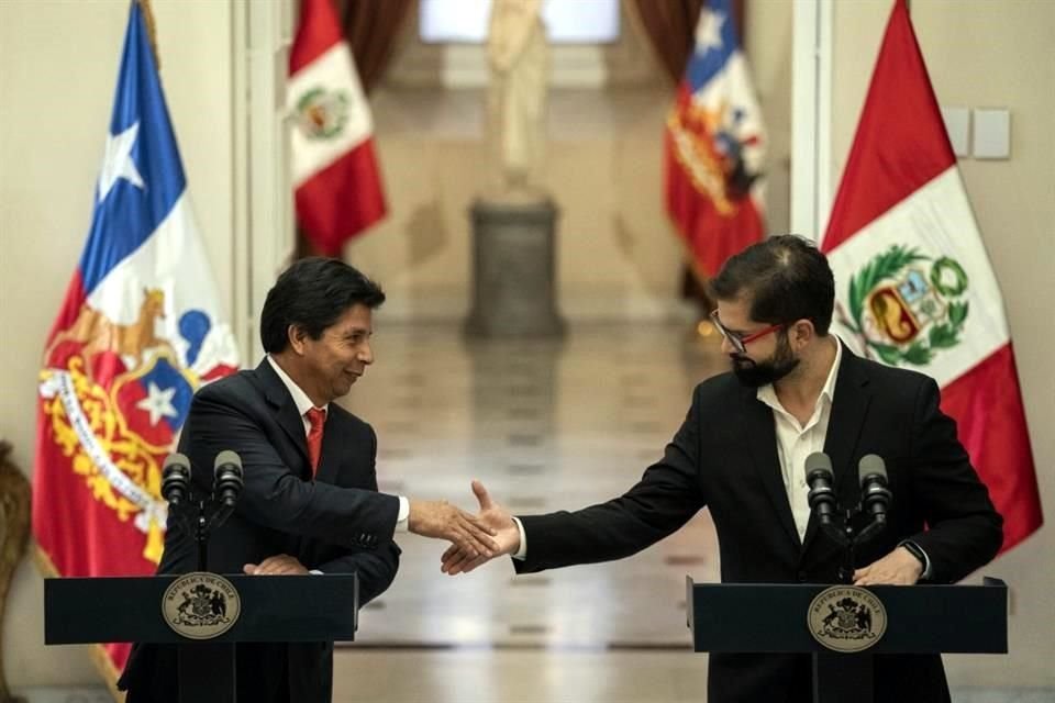 El presidente de Perú, Pedro Castillo (izquierda) visitó a su homólogo chileno, Gabriel Boric.