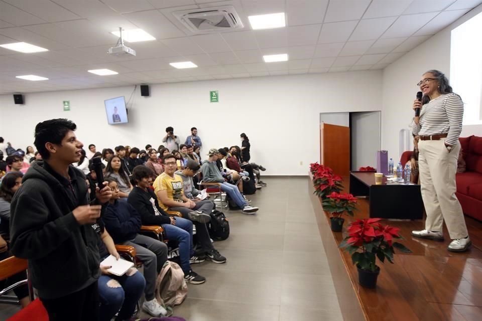 Cristina Rivera Garza durante su reunión con alumnos de la Escuela Politécnica Jorge Matute Remus de la UdeG.