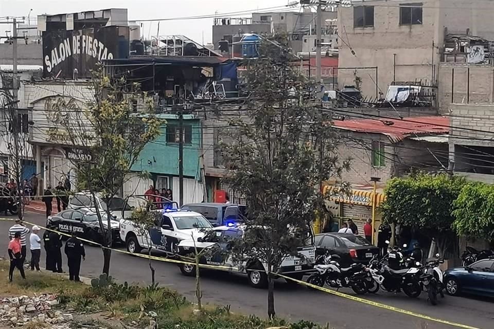 Sujetos a bordo de un automóvil asesinaron a balazos a un hombre afuera de su casa, a la altura de la Colonia Vergel de Guadalupe, en el Municipio de Nezahualcóyotl.