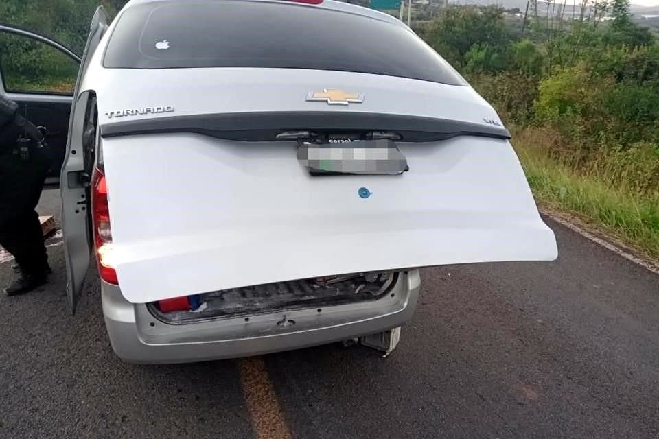 En la zona se aseguraron dos armas largas y la camioneta Chevrolet Tornado en la que viajaban los civiles armados.