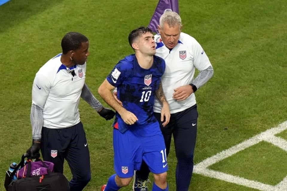 El estadounidense Christian Pulisic es ayudado por los doctores tras anotar en el partido entre Estados Unidos e Irán.