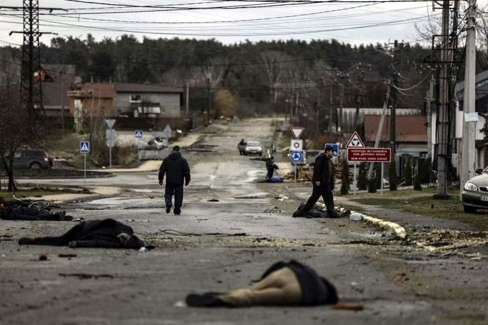 Cuerpos de civiles yacen en la calle Yablunska en Bucha, al noroeste de Kyiv, después de que el ejército ruso se retirara de la ciudad.