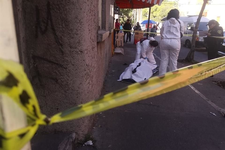 Un joven, de entre 20 y 25 años, en condición de calle falleció, en la Colonia Álamos, Alcaldía Benito Juárez; a simple vista no presentaba ninguna herida o signos de violencia.