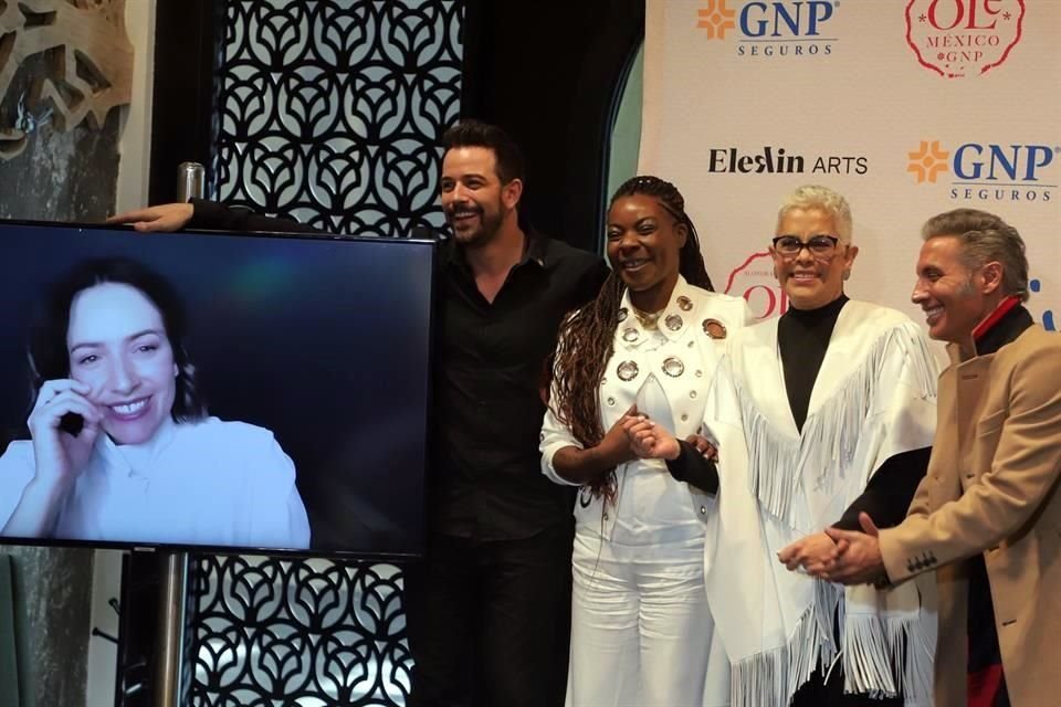 La directora de orquesta Alondra de la Parra acompañó a Mane de la Parra, Buika, Eugenia León y Pitingo de manera remota.