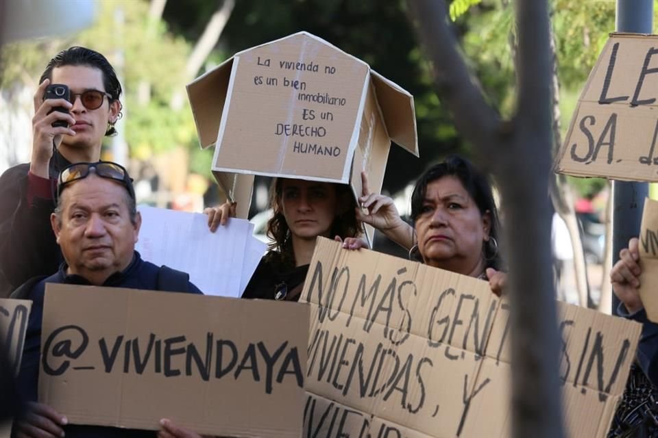 Vecinos y los coectivos  Vivienda Ya y Caracol Urbano, protestaron afuera del primer foro de vivienda.