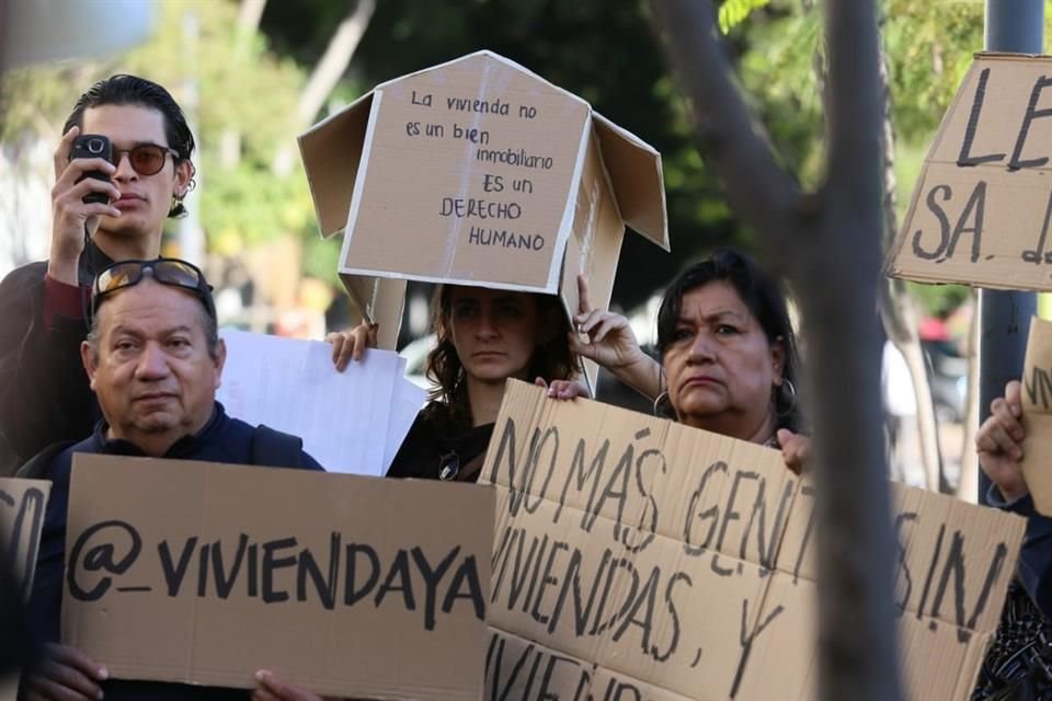 Vecinos y los coectivos  Vivienda Ya y Caracol Urbano, protestaron afuera del primer foro de vivienda.