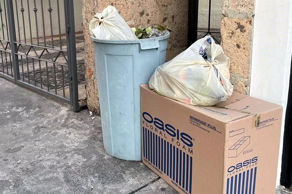 Vecinos sacan la basura para que se la lleve el camión recolector, pero no pasa, como en la Colonia Paseos del Sol.