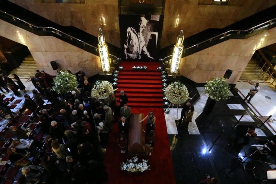 Federico Silva, fallecido el mismo día que abriría su exposición en Bellas Artes, recibió en el recinto un homenaje de cuerpo presente.