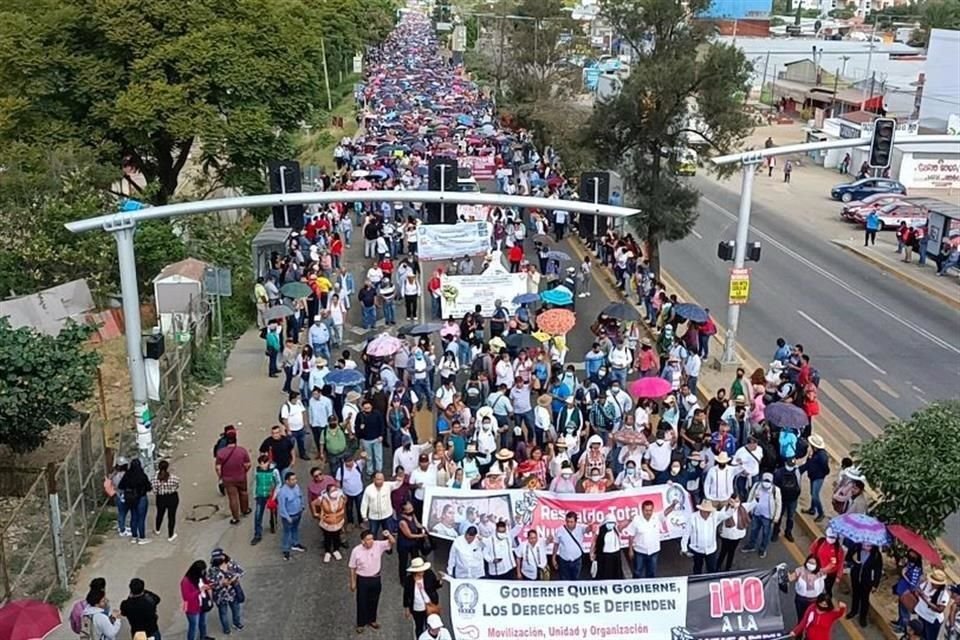 Integrantes de la CNTE, Sección 22, marcharon este jueves en Oaxaca capital, el mismo día que tomó protesta como Gobernador el morenista Salomón Jara.