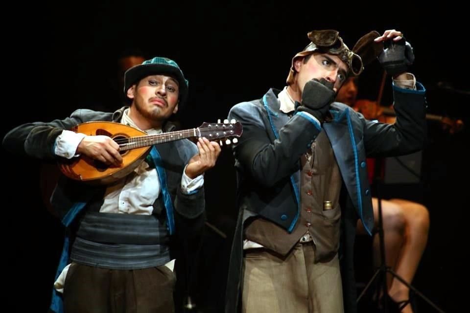 Idiotas teatros presenta 'Pájaro' en el Teatro Orientación los lunes y martes hasta el 13 de diciembre. Además, sábado y domingo, hasta el día 11, 'Las 8 joyas de Igu'.