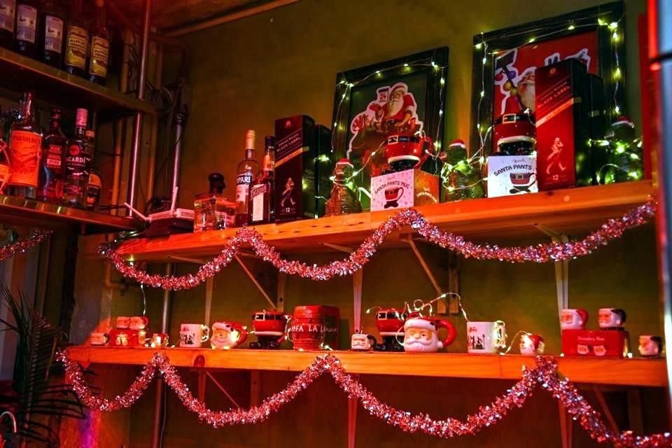 Un plus es que la mayoría de la cristalería también está a la venta: encontrarás tazas navideñas, shots con forma de Santa, y vasos old fashioned con diseños navideños.