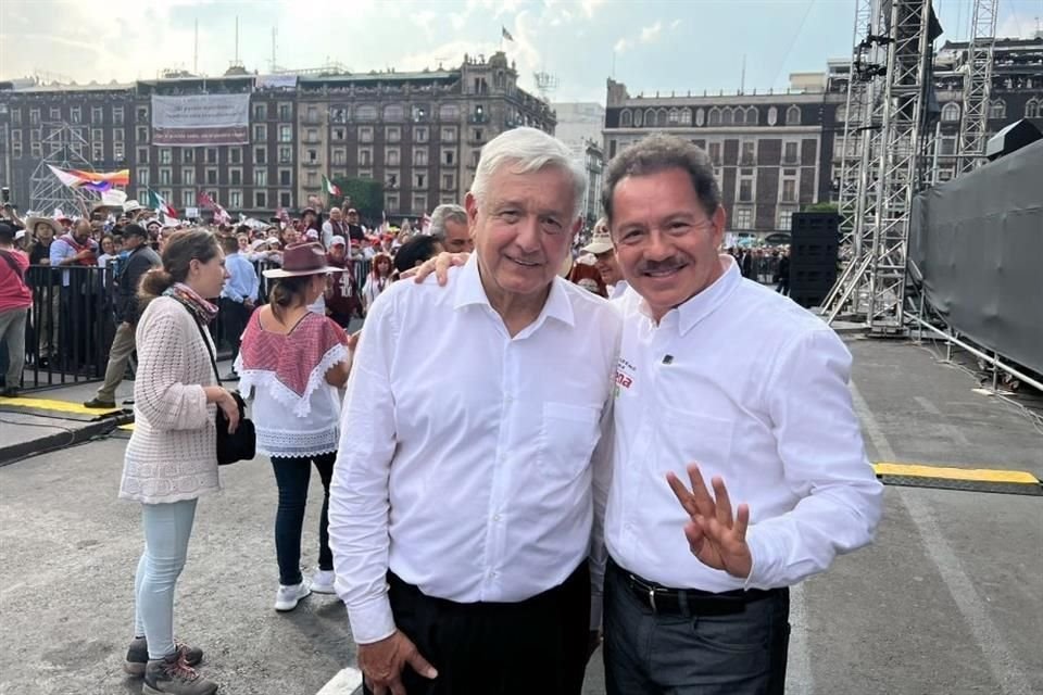 El coordinador morenista en San Lázaro, Ignacio Mier, junto al Presidente al término de la marcha del domingo 27 de noviembre.