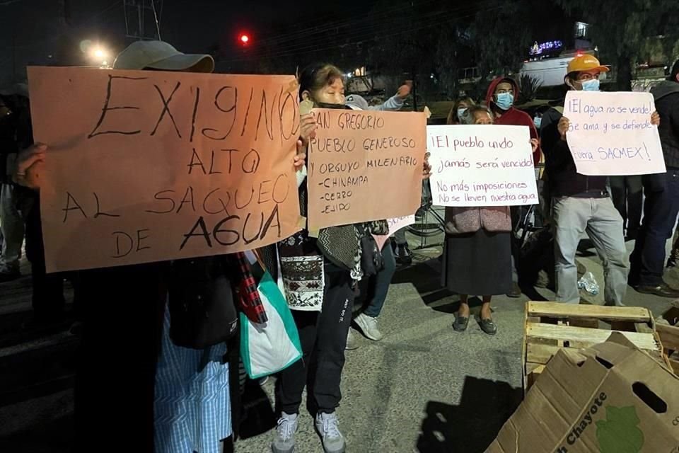 Vecinos de San Gregorio Atlapulco realizan un bloqueo para pedir el cese a las obras hidráulicas en la zona.