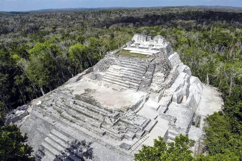 Por la magnitud, el volumen y la altura de sus principales edificios, Ichkabal puede compararse con el Mirador o El Tintal, en Guatemala.