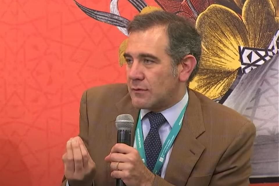 En la FIL, Lorenzo Córdova dijo que es mentira que en INE ganen más que Presidente pues, dijo, no tienen 'afanadores militares' como AMLO.