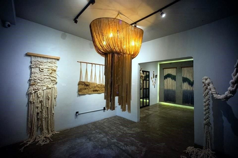 Mediante obras en arte textil, exhiben piezas que recaban experiencias de mujeres que estuvieron privadas de la libertad.