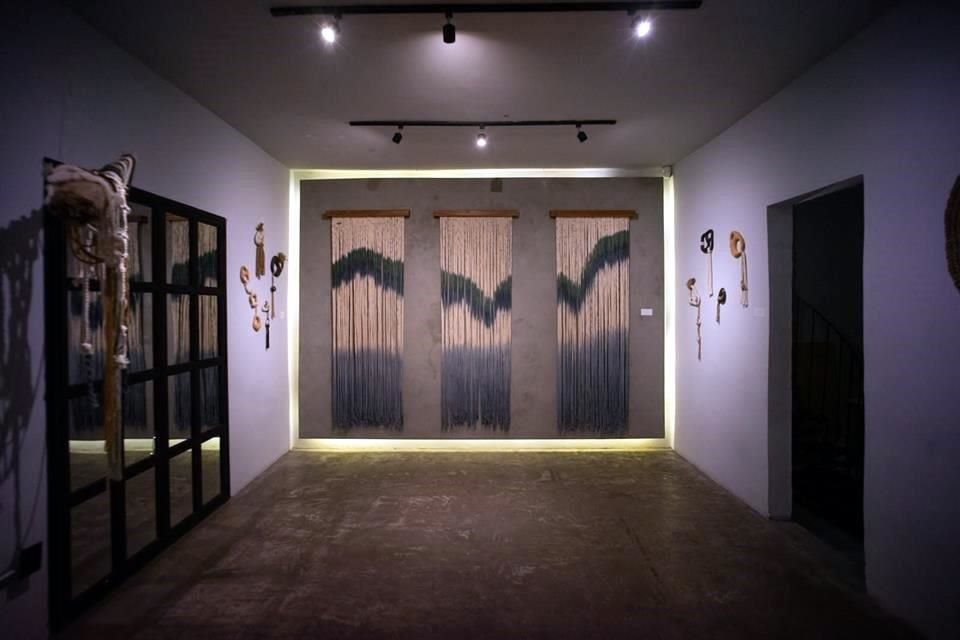 Mediante obras en arte textil, exhiben piezas que recaban experiencias de mujeres que estuvieron privadas de la libertad.