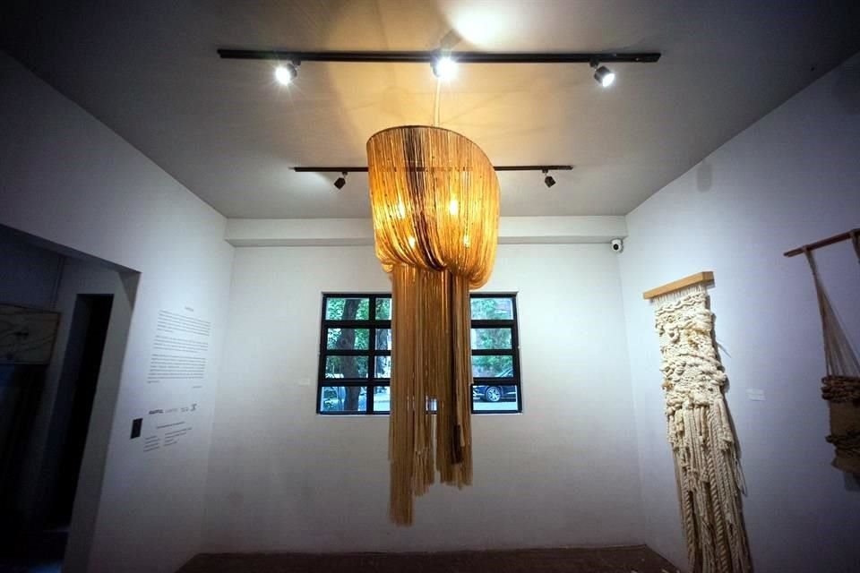 Mediante obras en arte textil, exhiben piezas que recaban experiencias de mujeres que estuvieron privadas de la libertad.