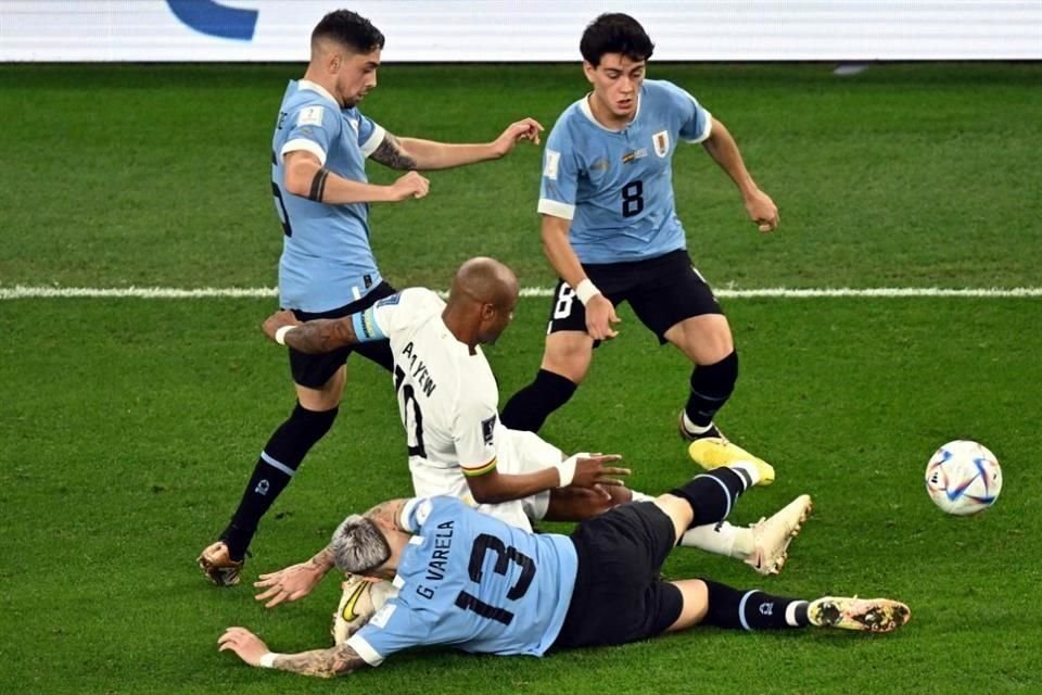 Con la obligación de sacar un triunfo para tener posibilidades de<br>clasificar, Uruguay dejó de lado su juego defensivo de las<br>primeras dos jornadas y propuso una alineación para atacar.