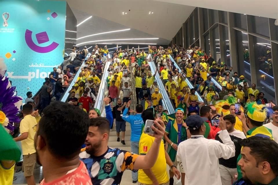 El Metro de Doha lució repleto de aficionados brasileños previo al duelo ante Camerún.