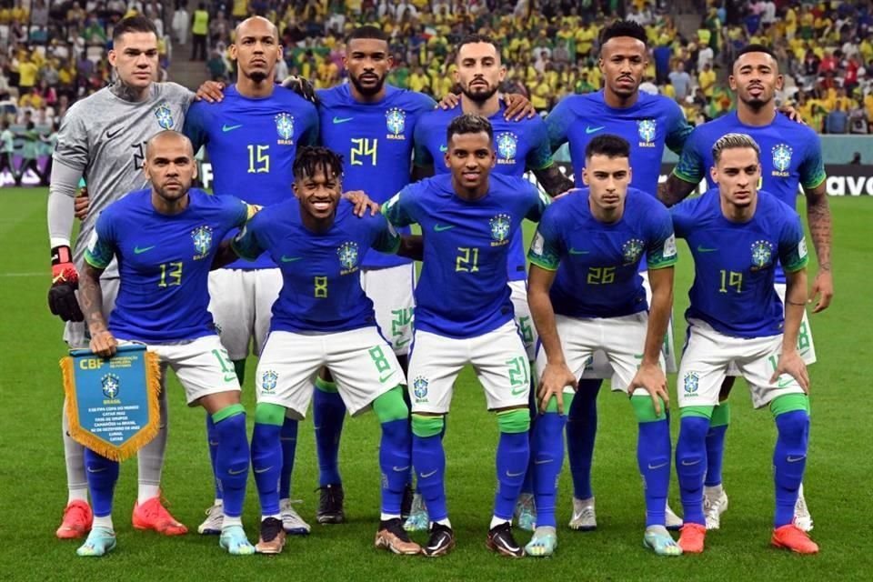 Al llegar con el boleto a Octavos a su tercer juego, Brasil presentó un equipo alterno.