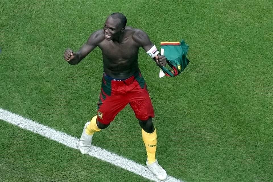 Vincent Aboubakar se quitó la playera en el festejo, fue amonestado por segunda vez y se fue a las regaderas.