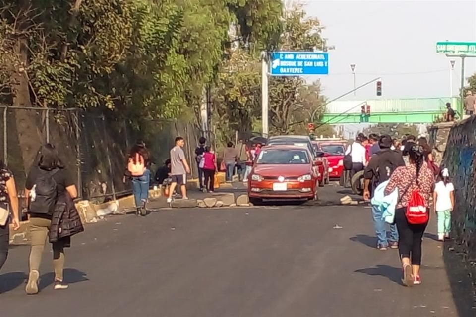 Vecinos en Xochimilco se oponen a la construcción de una obra hidráulica que, acusan, el Sacmex no les ha explicado; fueron replegados por policías tras protesta.