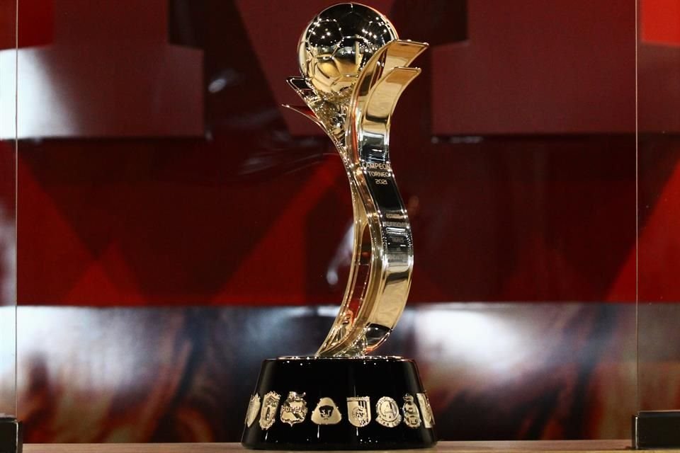 El trofeo que se llevará quien resulte campeón entre Chivas y Tigres.