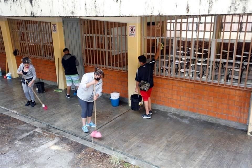 Previo al regreso a clases presenciales el 7 de junio, padres, alumnos, personal escolar y funcionarios realizaron limpieza y adecuaciones.