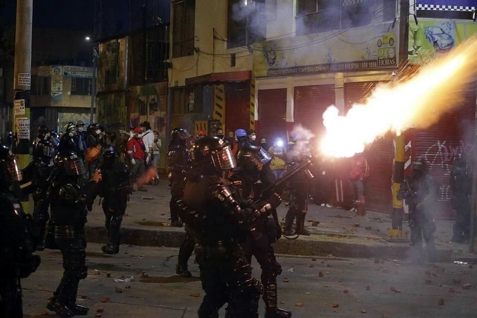 Policías lanzan gas lacrimógeno a manifestantes en Colombia la semana pasada.