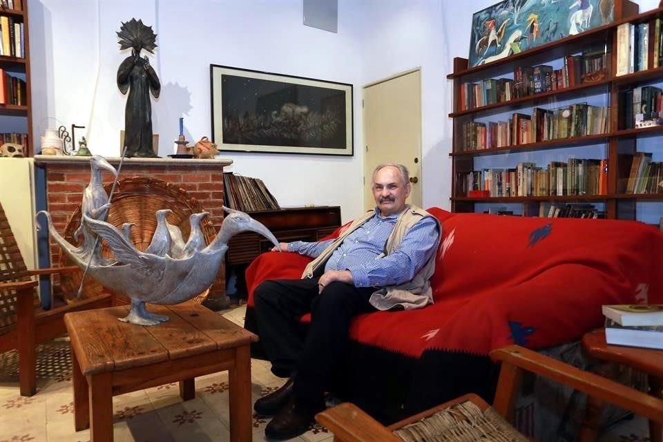 Pablo Weisz, hijo de la artista, durante un recorrido por la casa.