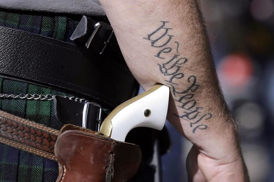 Legisladores de Texas avalaron permitir que las personas porten armas de fuego sin necesidad de una licencia.