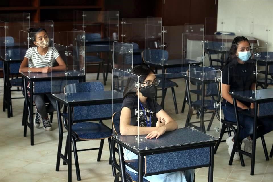 Los pupitres cuentan con barreras de acrílico, incluso dejarán bancas vacías.