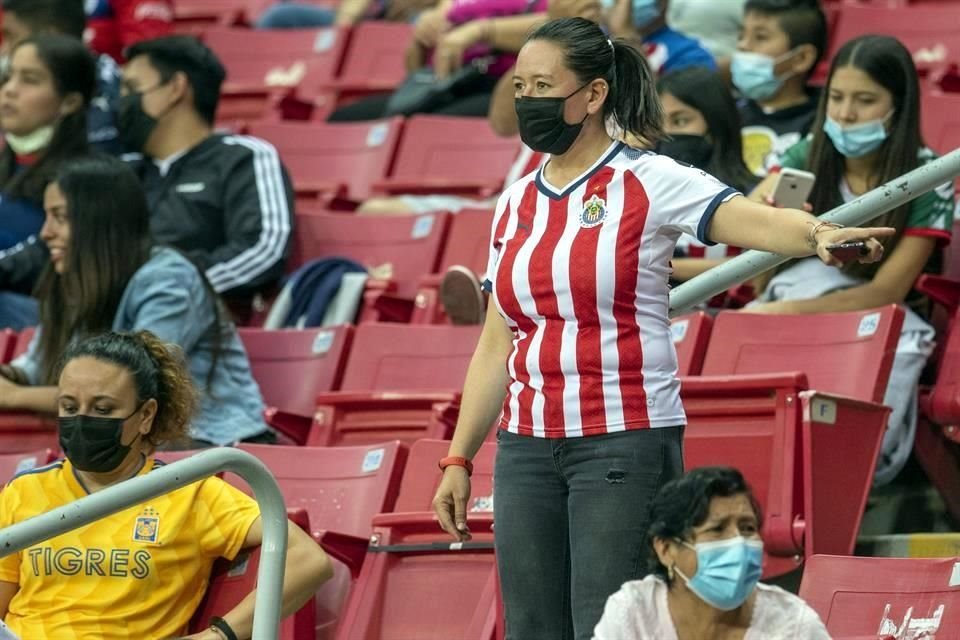 Los aficionados de Tigres Femenil se 'regaron' por todas las localidades del Estadio Akron.