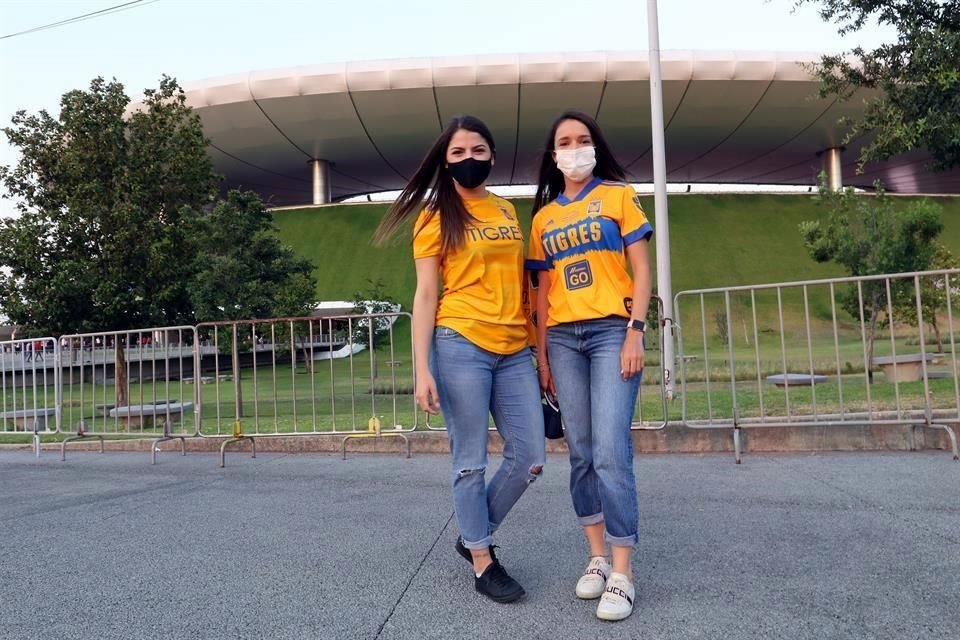 La afición de Tigres se hizo presente en el Estadio Akron.