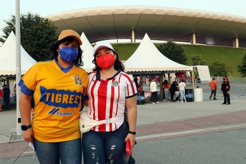 La afición de Tigres se hizo presente en el Estadio Akron.