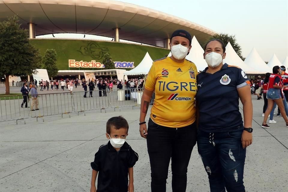 La afición de Tigres se hizo presente en el Estadio Akron.