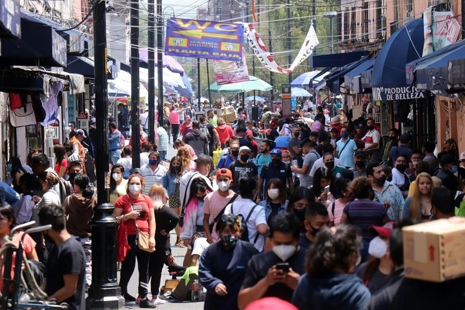 En la Calle Alhóndiga, la sana distancia no se respeta, incluso, hay quienes acuden a realizar sin cubrebocas.