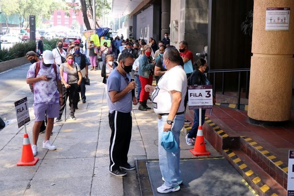 En Lafragua 16, Colonia Tabacalera, quienes realizan trámites hacen fila para ingresar.