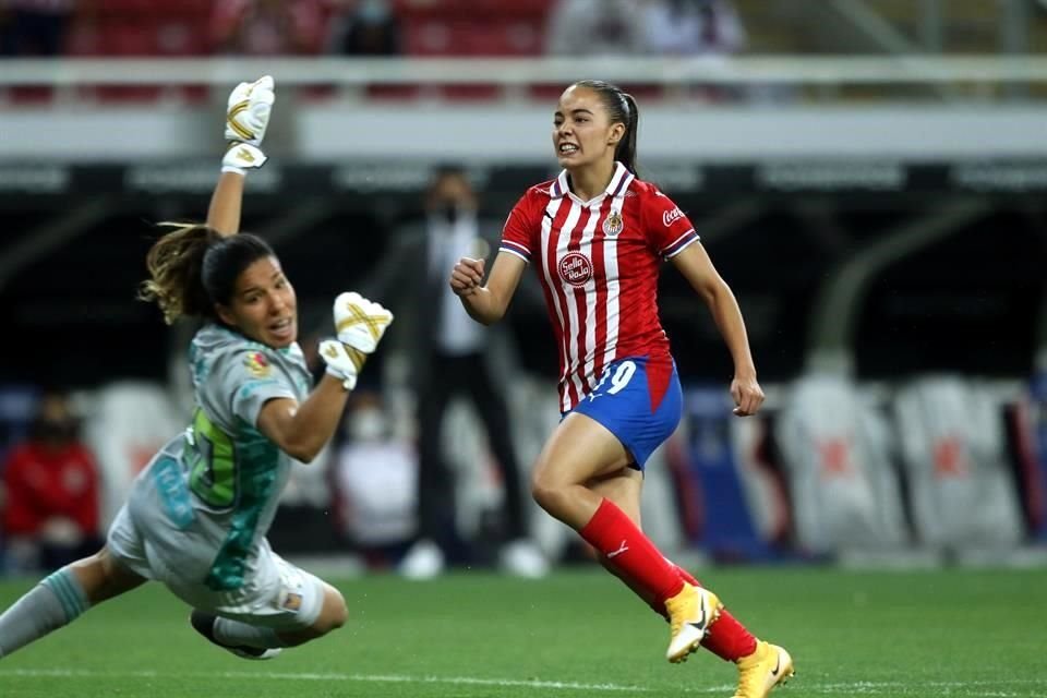 Chivas supo reponerse y empató tras un contragolpe; Nancy Antonio no pudo cortar el avance y Anette Vázques hizo el 1-1 al 50'.