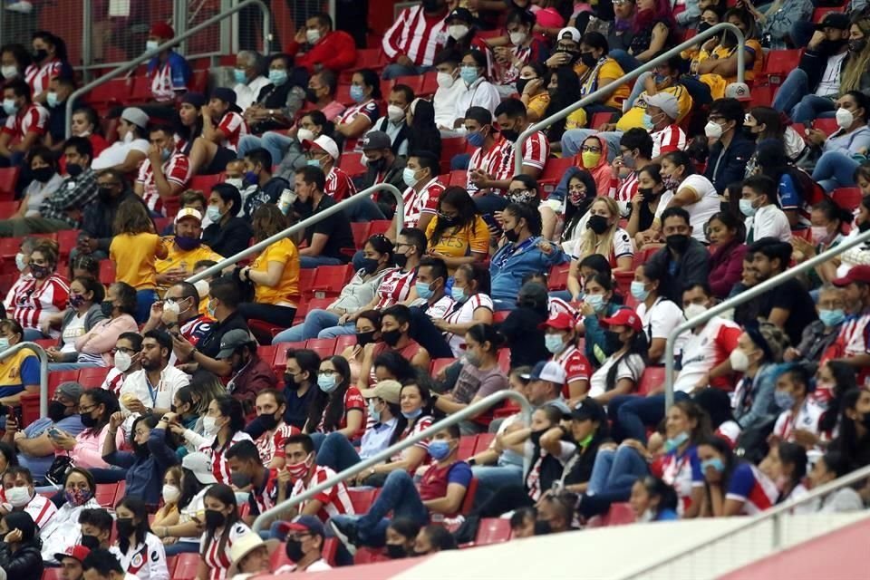 La afición de Chivas sufrió durante el partido.